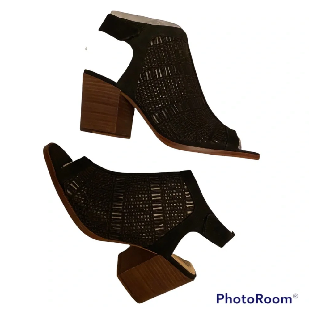 NIB VINCE CAMUTO VC-KEANNIE BLACK OPEN TOE STACKED BLOCK HEEL SANDALS ⭐️⭐️⭐️…